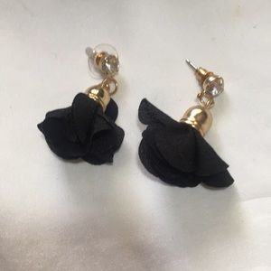 4 for 14: Black flower ear studs